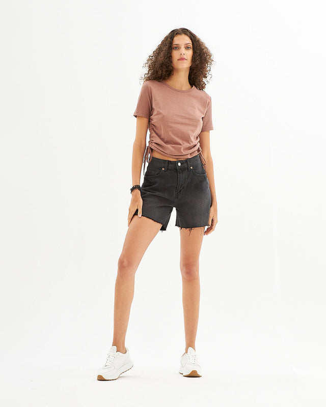 Lucy Side String Brown Crop Top with side ruching and black denim shorts. Aesthetic streetwear style for women.
